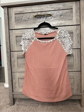 White Birch Women’s Dusty Rose Short Sleeve Knit Top with Patterned Sleeves